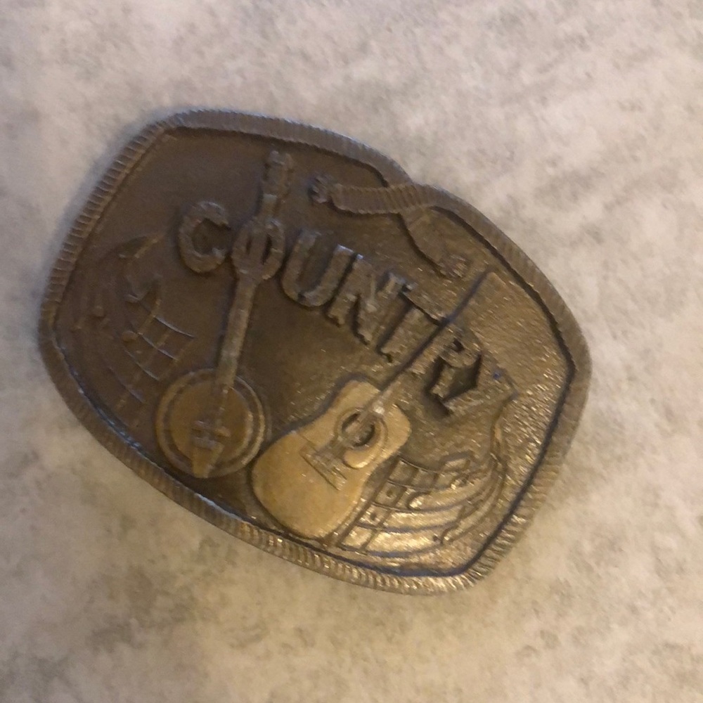 ‘Country’ belt buckle? Brass?